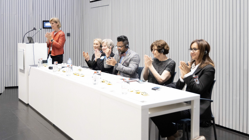 De auditoren feliciteren az groeninge bij het behalen van het JCI label