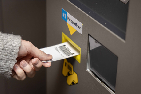 Voer het parkeerticket in dat je kreeg bij het oprijden. 
