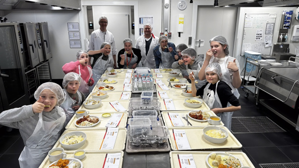 Foto met de kinderen uit de kinderraad