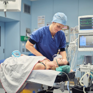 Een anesthesist bij een patiënt
